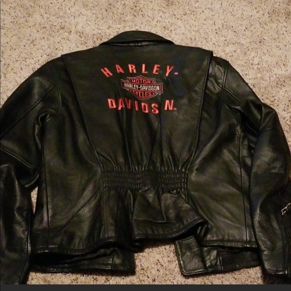 fitted EUC women’s Harley Davidson leather jacket.